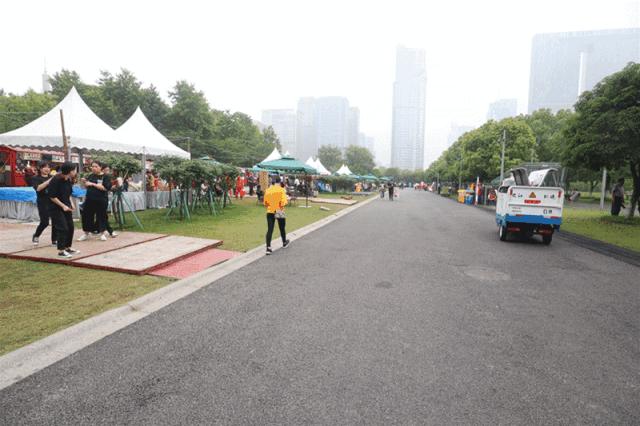 人从众上海外滩人山人海,人从众人山人海