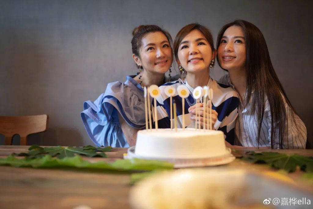 she成员ella有几个孩子,she成员ella带孩子