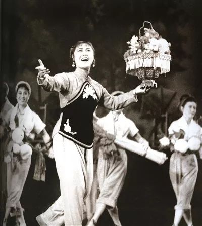 她一出生就被扔掉,4岁进戏班又被卖给人贩子,却成为唱响80年、影响三代人的女神