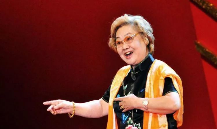 她一出生就被扔掉,4岁进戏班又被卖给人贩子,却成为唱响80年、影响三代人的女神