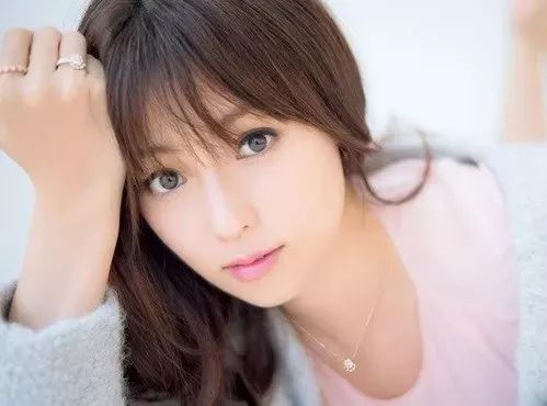 她是日本男性最想出轨女人,年近40还被身价200亿富豪狂追？