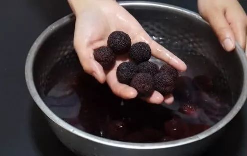 杨梅用盐洗不泡能洗干净嘛,杨梅能用盐清洗干净吗