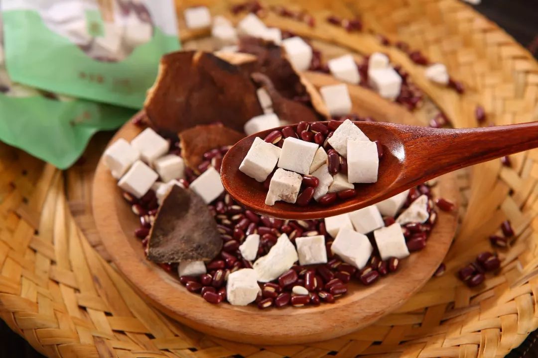 为高考“加汤加料”，安度盛夏，拿下高分。典方配伍，顺时而养——陈李济食养节气汤包上线啦！