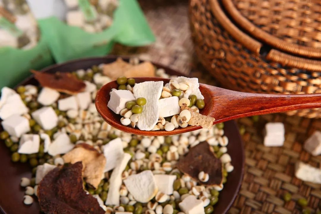 为高考“加汤加料”，安度盛夏，拿下高分。典方配伍，顺时而养——陈李济食养节气汤包上线啦！