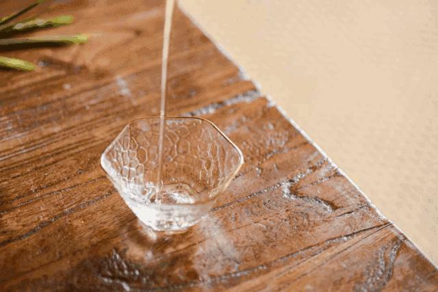 别感叹空留遗憾,趁现在带上好酒陪父亲喝两杯