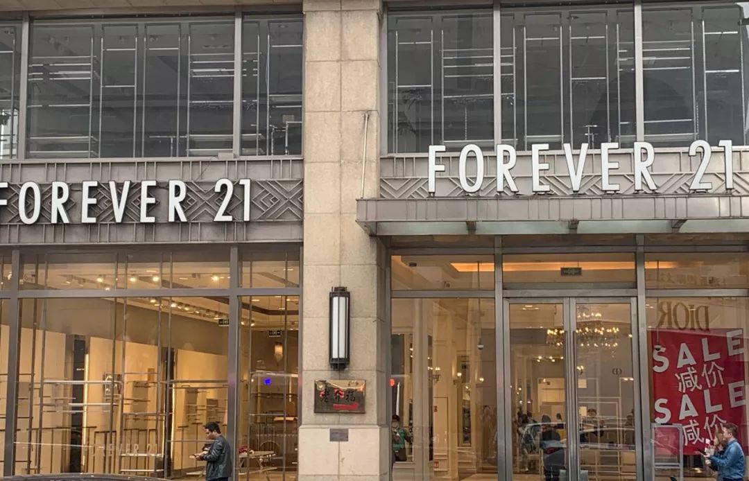 Burberry将关闭至少38家门店；Celine首次在中国推出电商服务；《VogueMe》时装大片被时尚博主指山寨英国摄影师