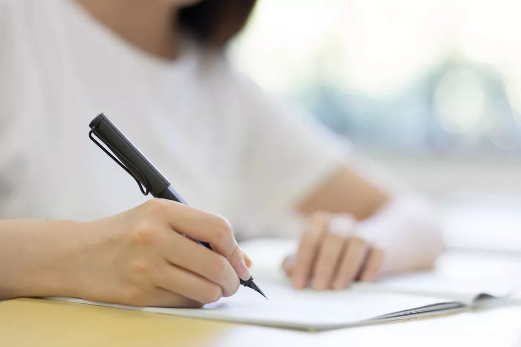 周报|13岁少年杀人判无罪;浙江小学生戴头环监控走神;韦博旗下开心豆少儿英语停业