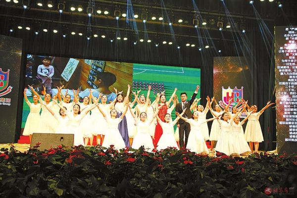 砥砺前行二十载奋楫扬帆谱新篇,砥砺奋进七十载继往开来谱新篇