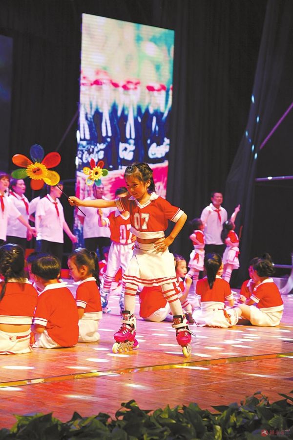 砥砺前行二十载奋楫扬帆谱新篇,砥砺奋进七十载继往开来谱新篇