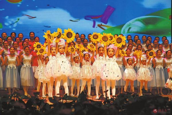 砥砺前行二十载奋楫扬帆谱新篇,砥砺奋进七十载继往开来谱新篇