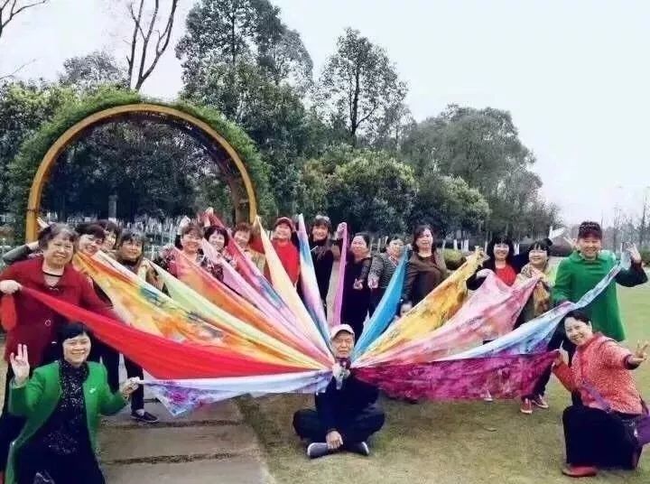 中国时髦大妈天秀姿势全解