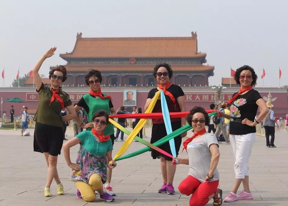 中国时髦大妈天秀姿势全解