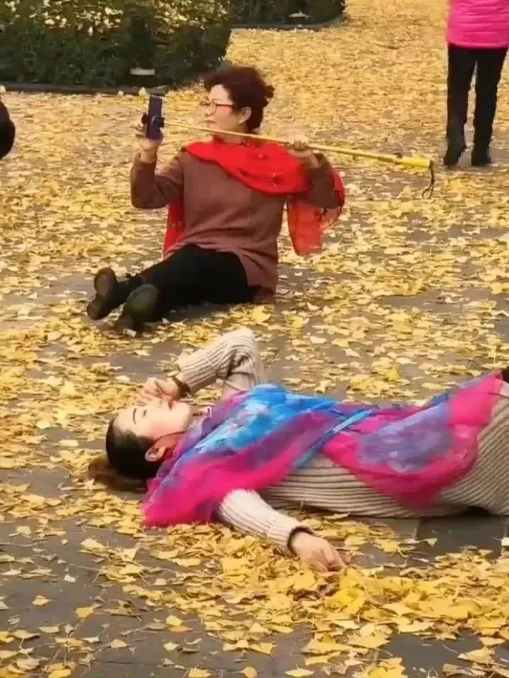 中国时髦大妈天秀姿势全解