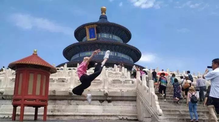 中国时髦大妈天秀姿势全解