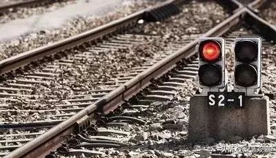 黄灯闪烁第一次越线算违章吗,黄灯最后1秒冲过去变红灯扣分吗