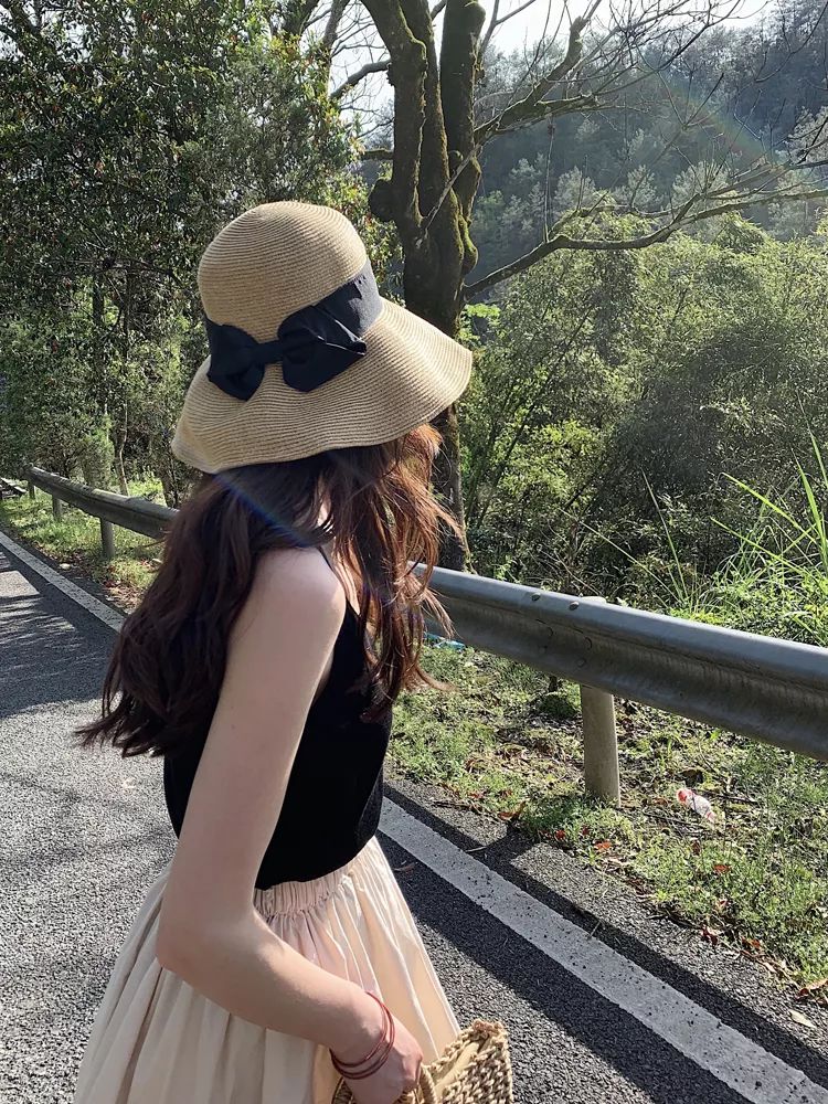 再说一次：女人一旦40，出门戴帽子，瞧下图，40像20，谁戴谁美