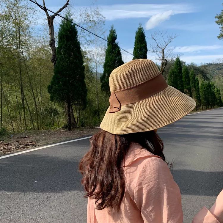 再说一次：女人一旦40，出门戴帽子，瞧下图，40像20，谁戴谁美