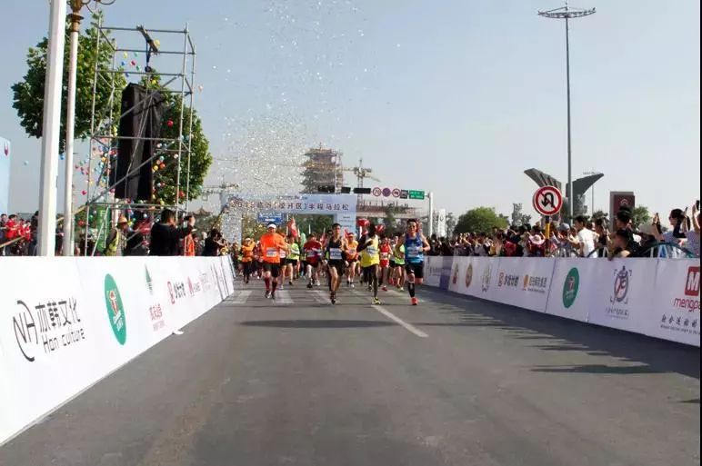 为爱奔跑志愿者不惜劳累,为爱奔跑爱心奉献