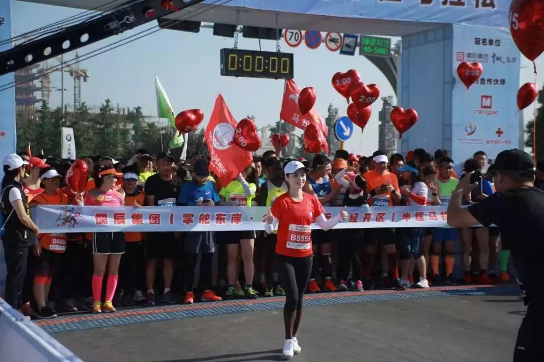 为爱奔跑志愿者不惜劳累,为爱奔跑爱心奉献