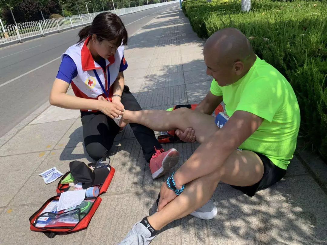 为爱奔跑志愿者不惜劳累,为爱奔跑爱心奉献