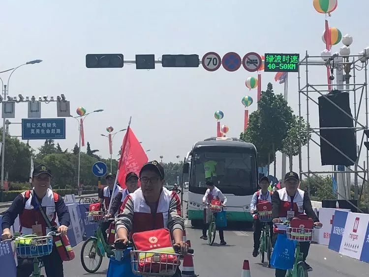 为爱奔跑志愿者不惜劳累,为爱奔跑爱心奉献