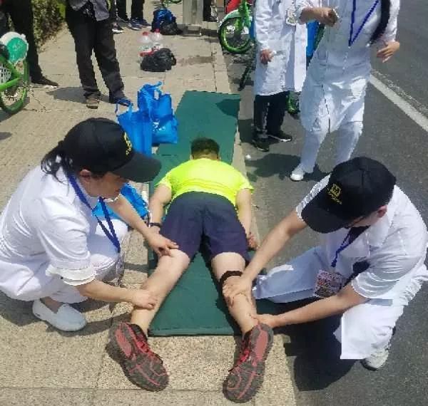 为爱奔跑志愿者不惜劳累,为爱奔跑爱心奉献