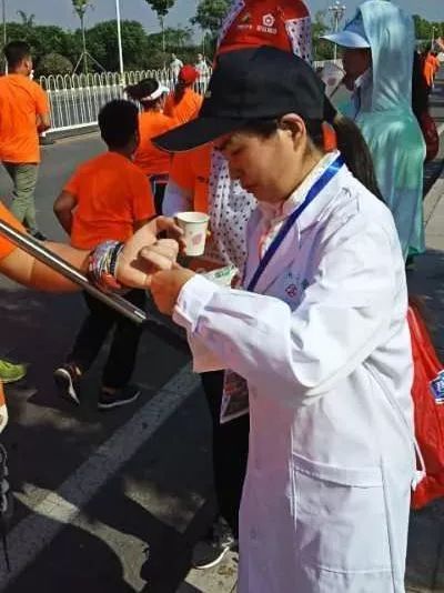 为爱奔跑志愿者不惜劳累,为爱奔跑爱心奉献