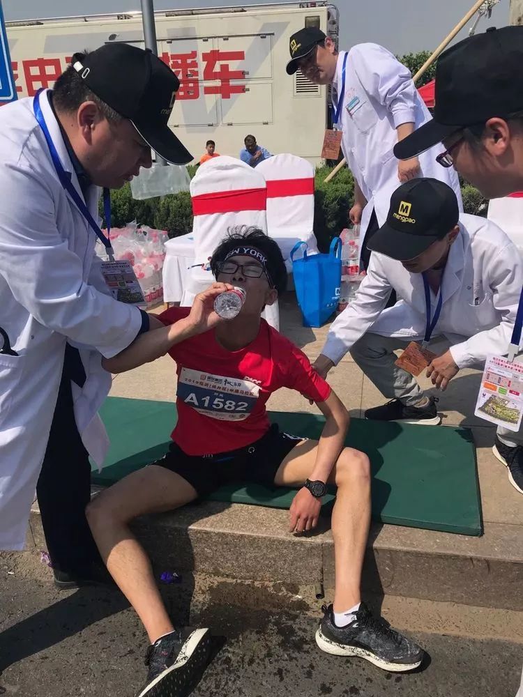 为爱奔跑志愿者不惜劳累,为爱奔跑爱心奉献