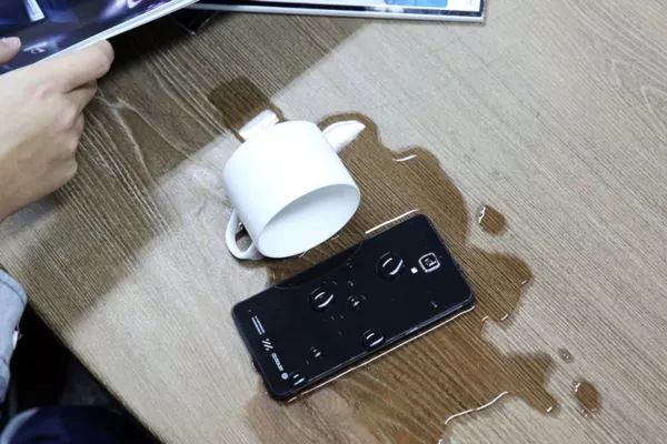 手机朝上朝下有什么区别,手机不用时应该正着放还是反着放