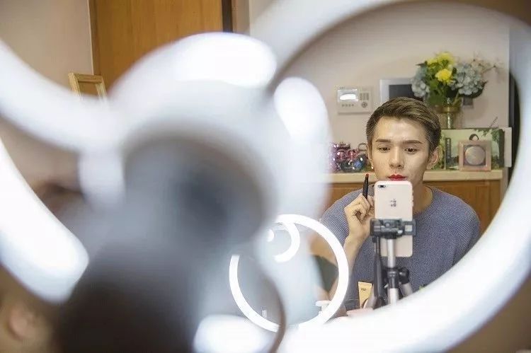 听说｜中国化妆品消费者开始偏好小众产品、柔性屏手袋亮相美国纽约LV时装秀......