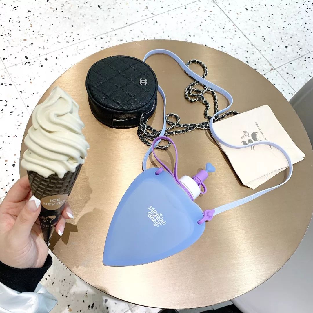 可以折叠的水壶好有创意,可以拉出来的爱心包包