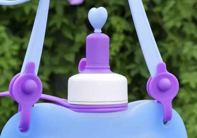 可以折叠的水壶好有创意,可以拉出来的爱心包包