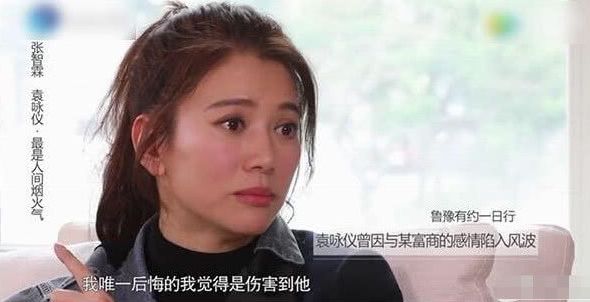 拎箱包的女人,女士买奢侈品包包还是买名表