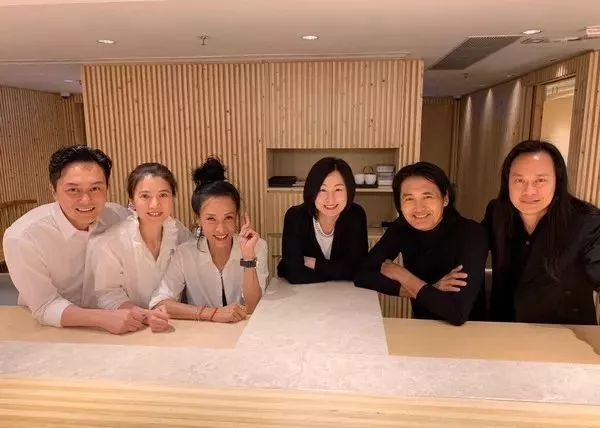 拎箱包的女人,女士买奢侈品包包还是买名表