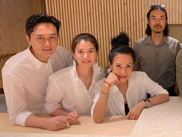 拎箱包的女人,女士买奢侈品包包还是买名表