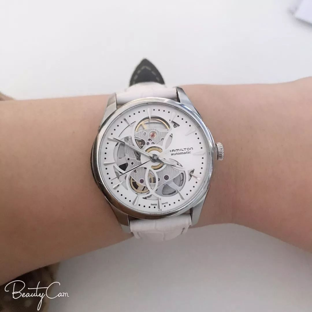 拎箱包的女人,女士买奢侈品包包还是买名表