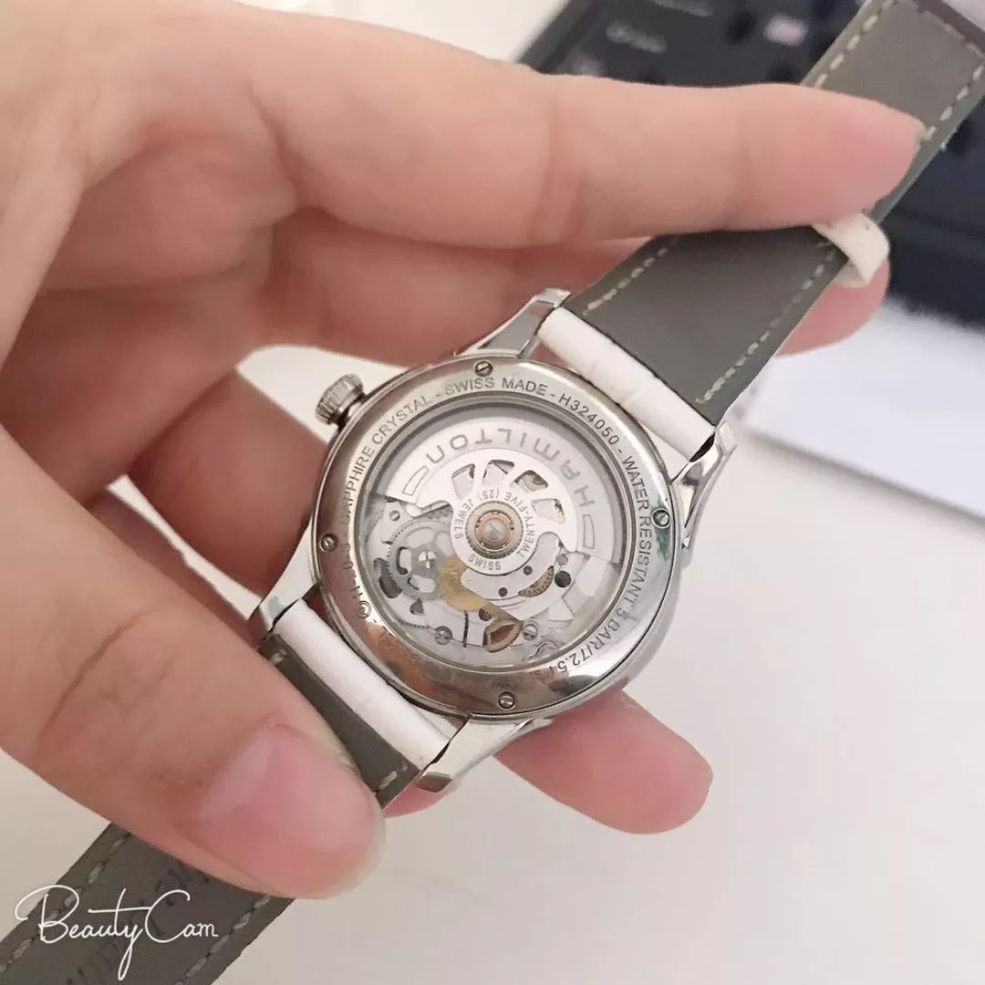 拎箱包的女人,女士买奢侈品包包还是买名表