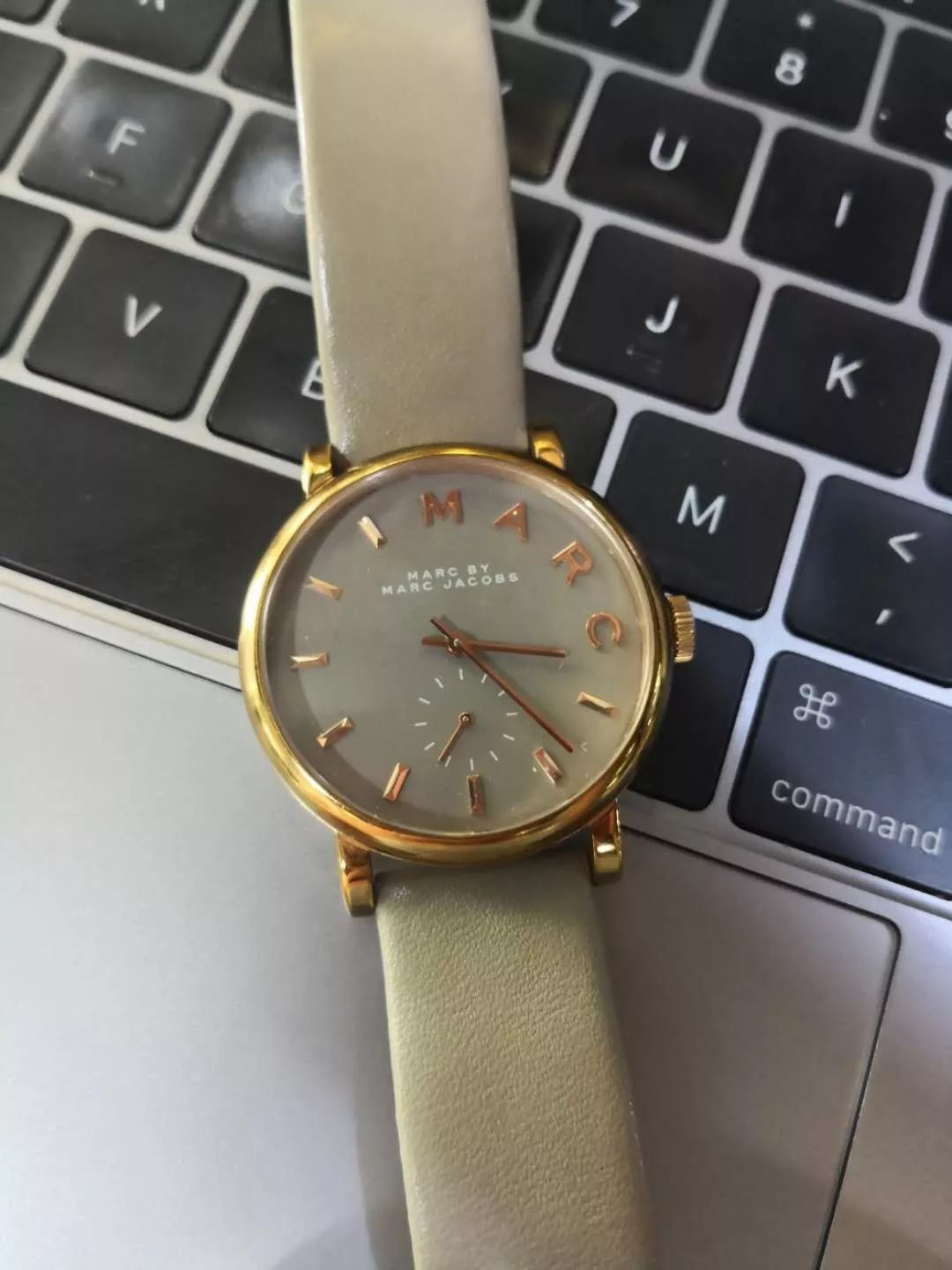 拎箱包的女人,女士买奢侈品包包还是买名表