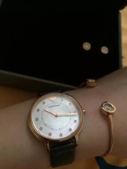 拎箱包的女人,女士买奢侈品包包还是买名表