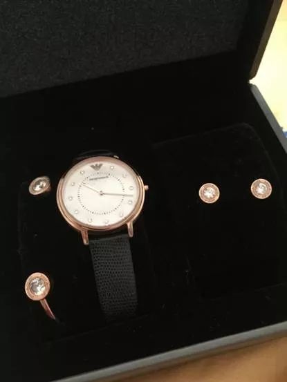 拎箱包的女人,女士买奢侈品包包还是买名表