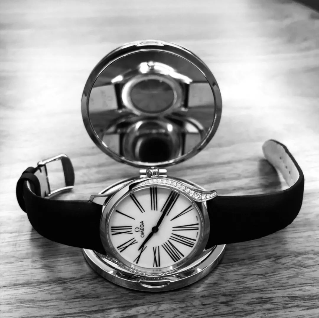 拎箱包的女人,女士买奢侈品包包还是买名表