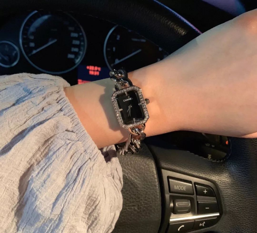 拎箱包的女人,女士买奢侈品包包还是买名表