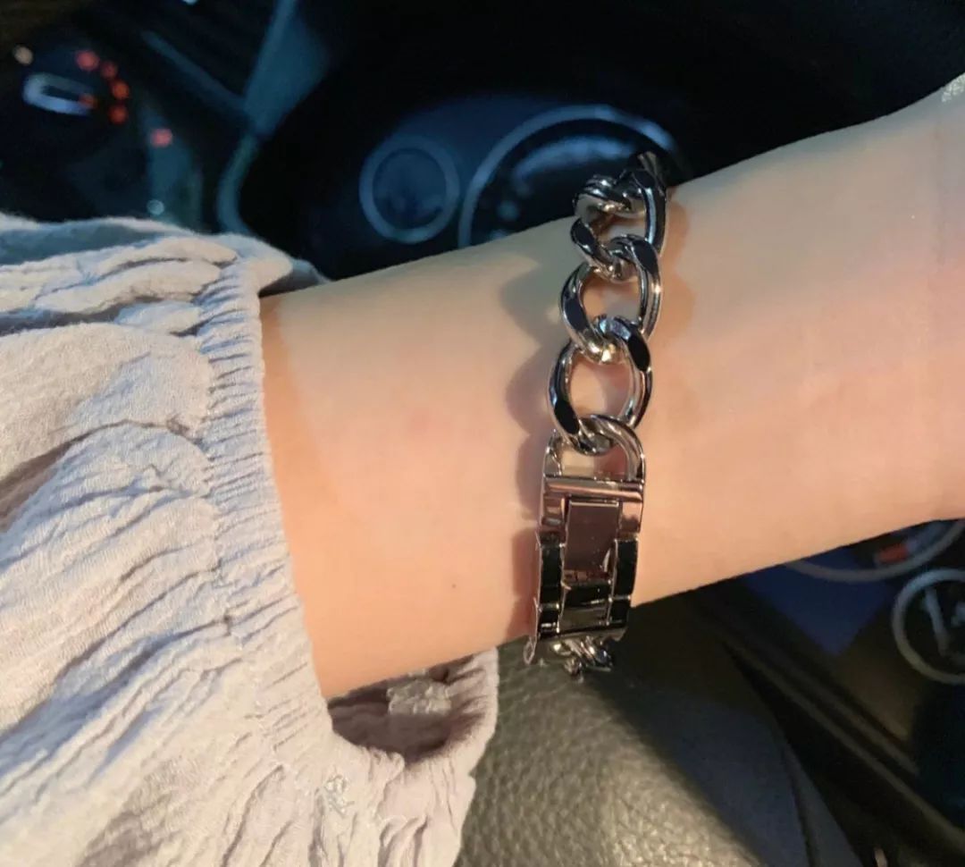 拎箱包的女人,女士买奢侈品包包还是买名表