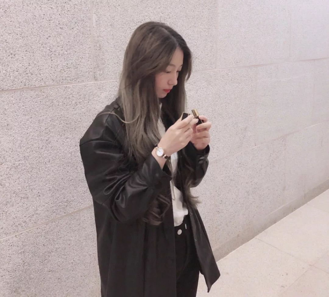 拎箱包的女人,女士买奢侈品包包还是买名表