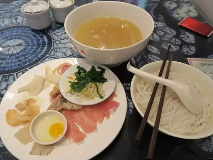 昆明吃过桥米线最好的地方,云南昆明潮玩店