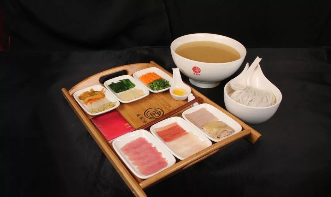 昆明吃过桥米线最好的地方,云南昆明潮玩店