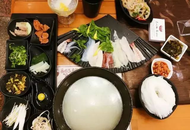 昆明吃过桥米线最好的地方,云南昆明潮玩店