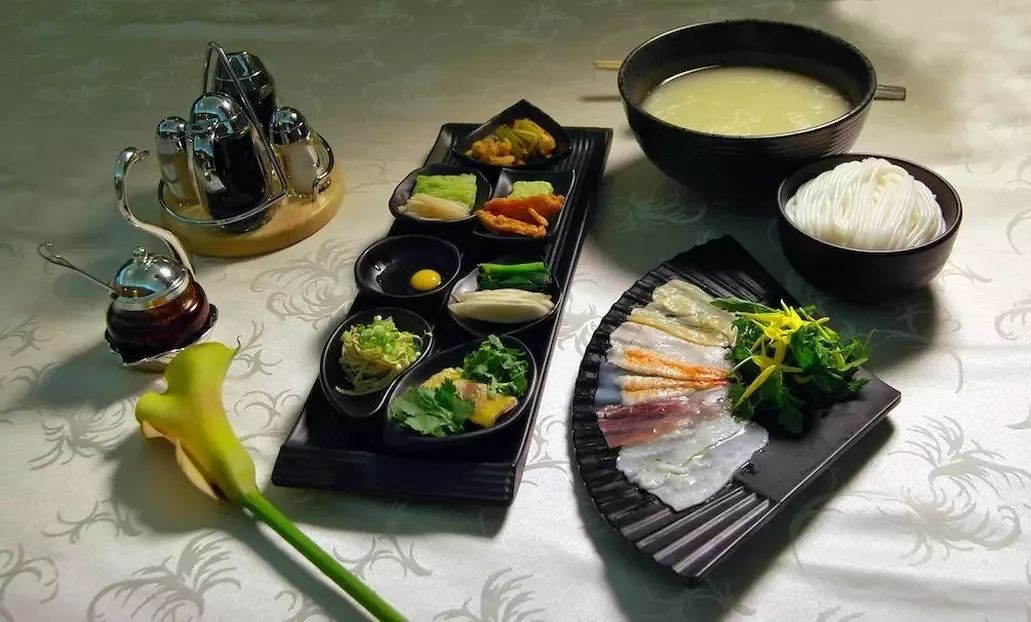 昆明吃过桥米线最好的地方,云南昆明潮玩店