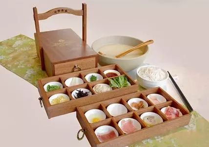 昆明吃过桥米线最好的地方,云南昆明潮玩店