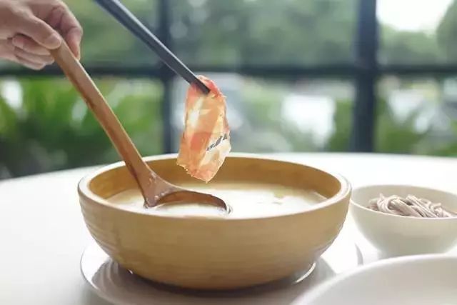 昆明吃过桥米线最好的地方,云南昆明潮玩店